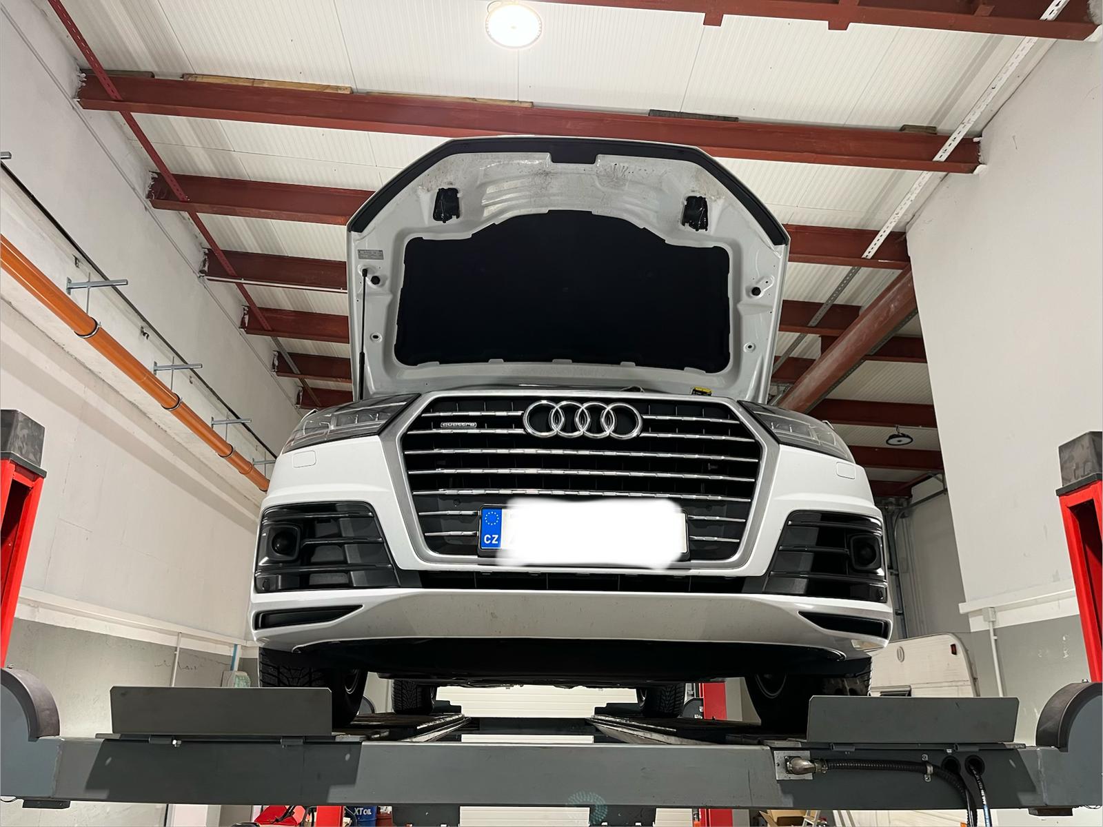 Vůz Audi na zvedáku v servisu v Olomouci
