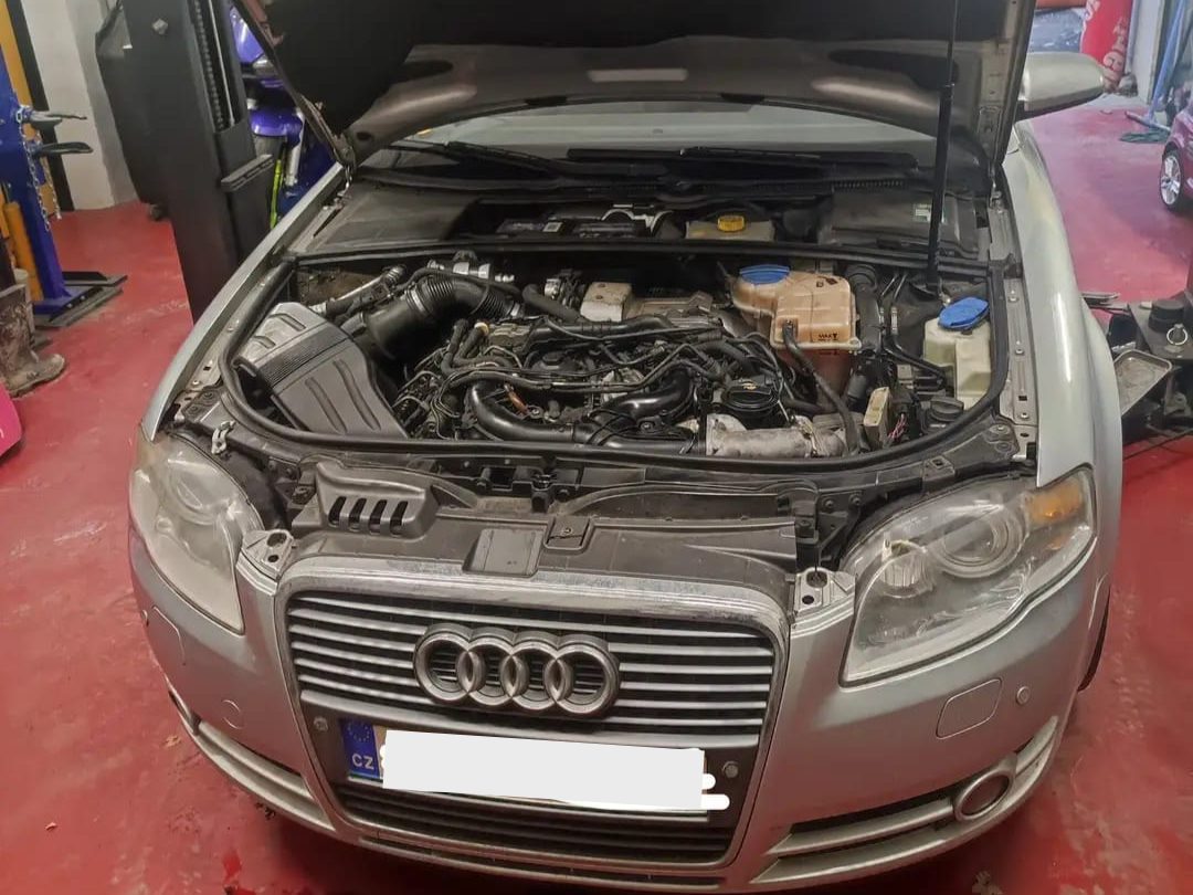 Práce na vozidle Audi v servisní dílně